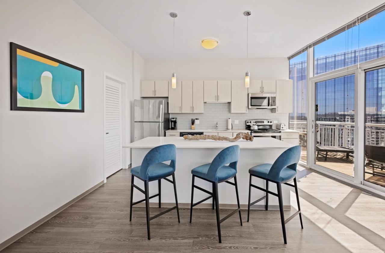 Placemakr Premier SoBro Nashville Exterior foto The kitchen in a typical apartment