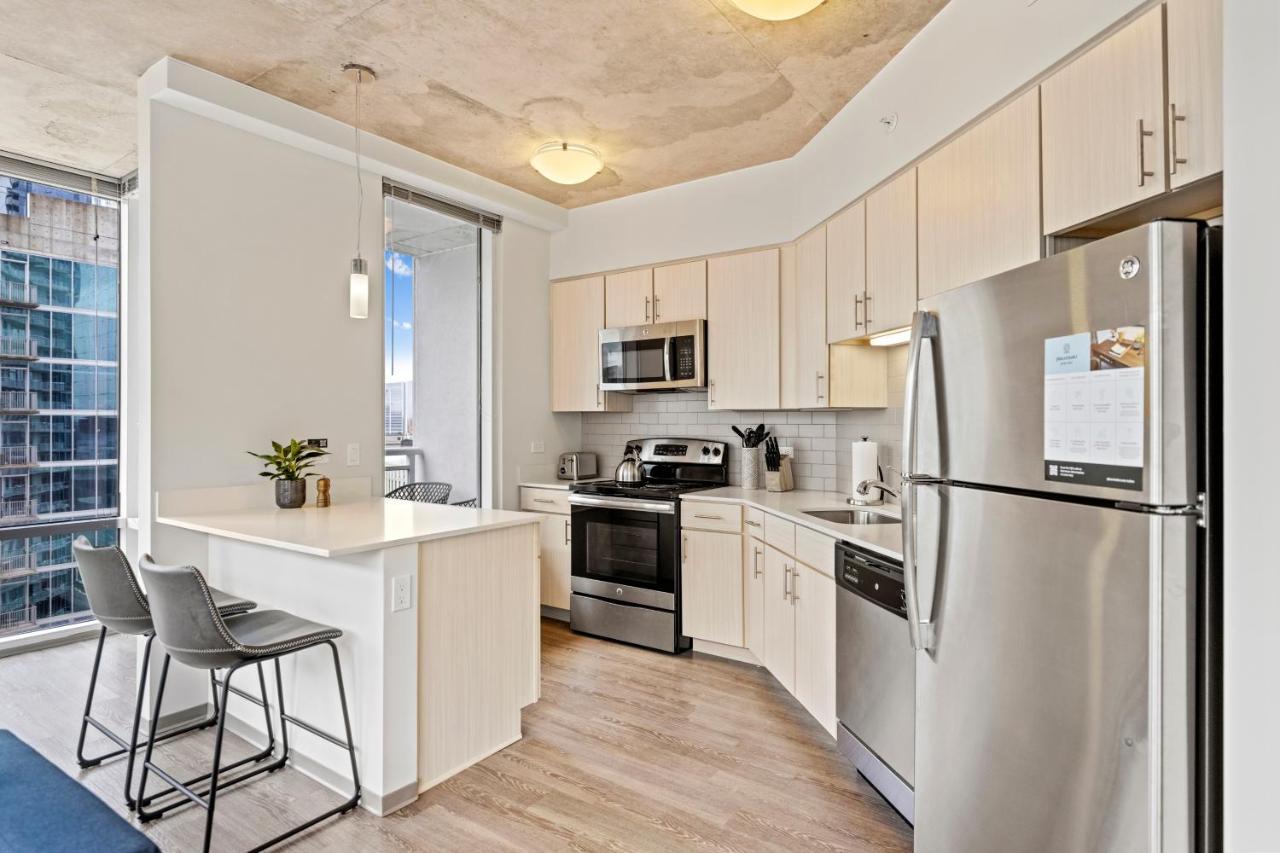 Placemakr Premier SoBro Nashville Exterior foto A kitchen in a typical apartment