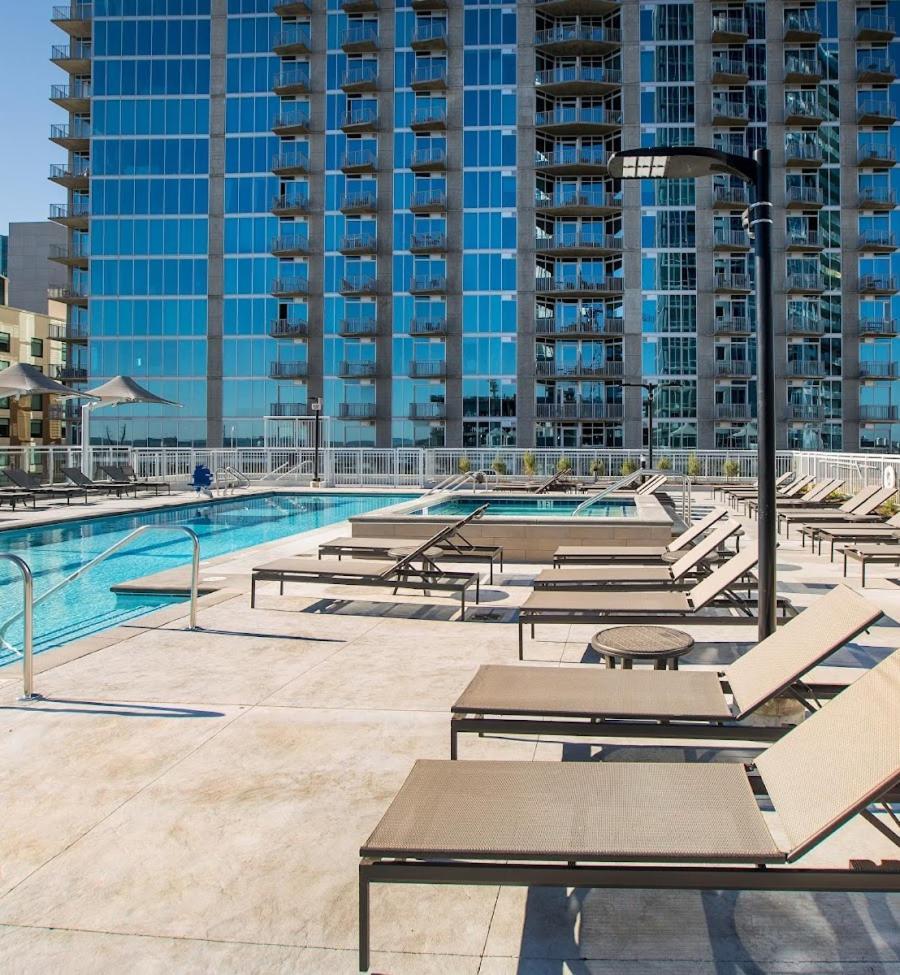 Placemakr Premier SoBro Nashville Exterior foto The pool at the Ritz-Carlton, Downtown, Los Angeles